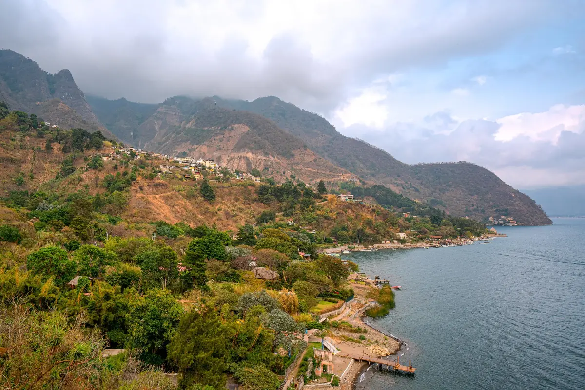 The shore near Santa Cruz La Laguna